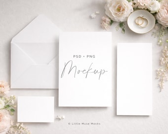 Mockup di invito di nozze: Invito di nozze vuoto in rosa tenue, vista dall'alto (PSD e PNG)