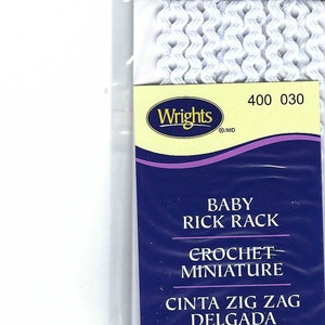 Può includere: Finitura a zig zag in crochet bianco, 4 yarda di lunghezza e 0,25 pollici di larghezza. La confezione mostra il testo "Baby Rick Rack Crochet Miniature Cinta Zig Zag Delgada PC400".