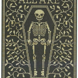 以下が含まれることがあります： 黒と金のクロスステッチパターン。棺桶の中に骸骨がいて、「ALL ARE EQUAL IN DEATH」という文字が書かれています。