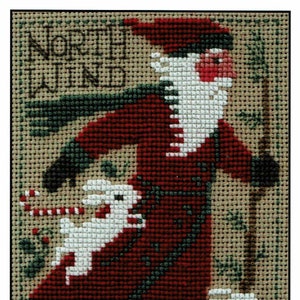 以下が含まれることがあります： 赤いスーツに白いトリムをつけたサンタクロースが、袋を担いで白いウサギ2匹と歩いているクロスステッチのパターンです。左上の隅には「NORTH WIND」という文字が刺繍されています。このパターンは「2020 Santa」というタイトルです。