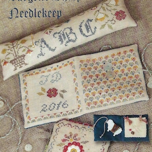 Op de afbeelding: Een set van vier naaldkussenprojecten met bargellosteek borduurwerk. De projecten omvatten een lang kussen met de letters "ABC" erop geborduurd, een vierkant kussen met een bloemenontwerp, een vierkant kussen met een geometrisch patroon en een klein tasje met een schapenhanger.