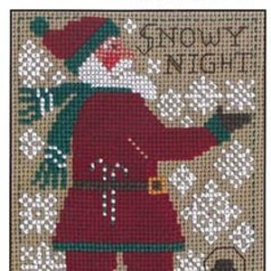 Peut inclure: Un motif de point de croix représentant un Père Noël en costume rouge tenant un oiseau dans sa main tendue. L'arrière-plan est un tissu beige avec des flocons de neige blancs et le texte "SNOWY NIGHT". Une lanterne avec une bougie se trouve dans le coin inférieur droit. Le texte "2023 Santa" est dans le coin inférieur droit.