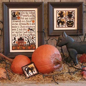 Könnte beinhalten: Ein Kreuzstichmuster mit einem Kürbis, einem Haus und einer Katze. Der Text lautet "See the Yellow Pumpkin fat and rotund Growing in a Patch on the Ground make a Jack-o-lantern with 2 big eyes or maybe I will bake it into 2 fat Pies."