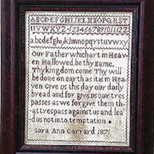 Puede incluir: Un sampler enmarcado con un texto bordado en rojo de la oración del Señor, fechado en 1871. El texto dice: "Padre nuestro que estás en los cielos, santificado sea tu nombre. Venga tu reino. Hágase tu voluntad en la tierra como en el cielo. Danos hoy nuestro pan de cada día. Y perdónanos nuestras deudas, como también nosotros perdonamos a nuestros deudores. Y no nos dejes caer en la tentación. Sara Ann Garrard 1871."