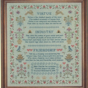 Puede incluir: Un sampler de punto de cruz enmarcado con las palabras "Virtud", "Industria" y "Amistad". El diseño incluye motivos florales y de corazón, pájaros, conejos y texto. El sampler está fechado en 2006.