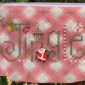 Peut inclure: Une pochette zippée en tissu gingham rose et blanc avec le mot "Jingle" brodé en fil vert et rouge. Un petit ornement de Père Noël est attaché à la pochette.