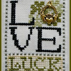 Love Luck by Hinzeit Kreuzstichmuster w/Charm Beeskep Anhänger