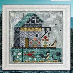 Peut inclure: Point de croix représentant une maison au toit turquoise avec des motifs complexes. La scène inclut un balcon, des fleurs, un chien et de la vie aquatique comme un homard et des poissons, le tout encadré dans un carré blanc.