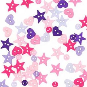 Puede incluir: Surtido de botones de tela coloridos en forma de estrella y corazón. Los botones son en tonos de rosa, morado y azul.