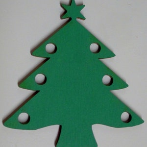 Puede incluir: Un adorno de árbol de Navidad de madera verde con cinco agujeros para colgar adornos. El árbol tiene una estrella en la parte superior y un diseño simple y clásico.