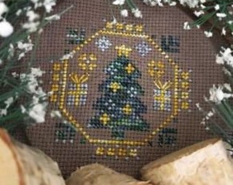 Puede incluir: Un patrón de punto de cruz de un árbol de Navidad verde con adornos dorados y regalos, rodeado de un borde geométrico azul y dorado.