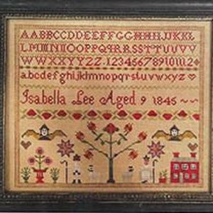 Op de afbeelding: Een antiek borduurwerk met een crèmekleurige achtergrond en rode, groene en bruine borduursels. Het borduurwerk toont een boom met vogels, een huis en een pot met bloemen. De tekst "Isabella Lee Aged 9 1845" is in het midden geborduurd.