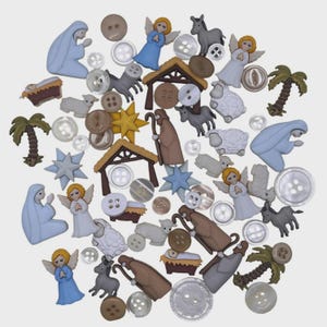 Könnte beinhalten: Eine Sammlung dekorativer Knöpfe mit dem Thema Krippenspiel. Die Knöpfe zeigen Figuren von Engeln, Maria, Josef, dem Jesuskind, Eseln, Schafen, Sternen und Palmen. Die Knöpfe sind in verschiedenen Farben gehalten, darunter Blau, Braun und Weiß.