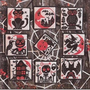Pode incluir: Uma coleção de nove padrões de ponto cruz quadrados com temas de Halloween. Cada um apresenta desenhos em preto e vermelho sobre um fundo branco, incluindo um gato, uma coruja, uma bruxa e uma casa assombrada. Os padrões estão dispostos sobre uma superfície de madeira rústica.