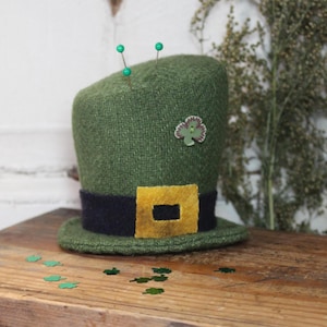 Nål till pysslinghatt. Behåll mönstret 9,5 cm högt för att sy (inte en färdig produkt) av Cottonwood Creations.