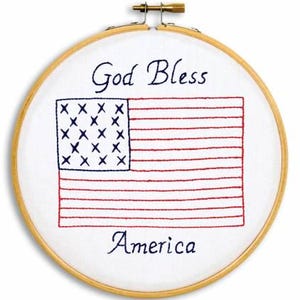 Puede incluir: Arte de bordado en aro con una bandera estadounidense roja, blanca y azul con el texto "God Bless America".