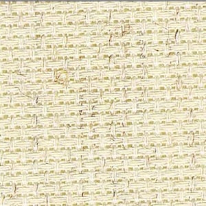 Peut inclure: Gros plan sur un tissu tissé avec un motif texturé en forme de panier. Le tissu est principalement de couleur beige clair, avec de subtiles variations de ton et de texture. Le tissage est serré et régulier, créant une apparence quadrillée.