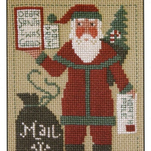 Può includere: Schema di ricamo a punto croce con un Babbo Natale vestito di rosso che tiene una lista e un sacco di posta. Lo schema è intitolato "2012 Santa" ed è di The Prairie Schooler.