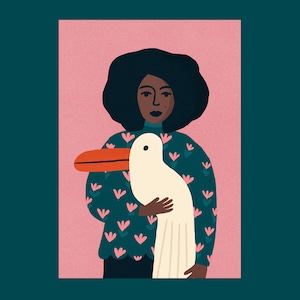 Stampa artistica Una ragazza con un grande pellicano su sfondo rosa Mini poster/cartolina A5.