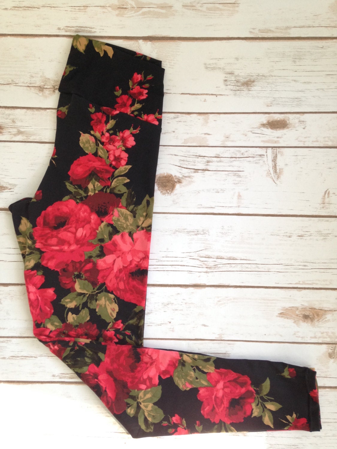 Creamy Soft Red Stencil Roses Plus Size Leggings - USA Fashion™