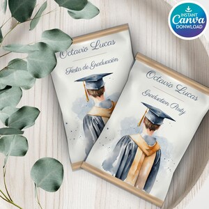 Puede incluir: Dos bolsas de recuerdo de fiesta de graduación con una ilustración en acuarela de un graduado con toga y birrete. Las bolsas tienen el nombre "Octavio Lucas" y las palabras "Graduation Party".