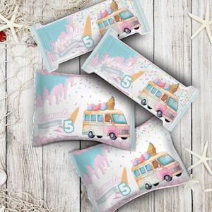 ミニオレオアイスクリームトラックの誕生日パーティー用ラッピングペーパー、パーソナライズされたミニチップスアホイと伝統的なオレオのラベル、Canvaで編集可能なキャンディテーブル