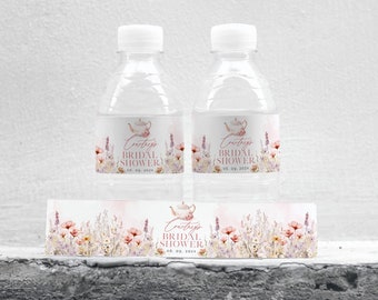 Puede incluir: Etiquetas para botellas de agua con un diseño floral y el texto "Bridal Shower" en rosa. Las etiquetas también incluyen una ilustración de tetera y la fecha "08.09.2023".