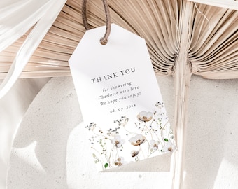 Puede incluir: Etiqueta de agradecimiento blanca con cordel marrón, con un diseño floral y el texto "THANK YOU for showering Charlotte with love. We hope you enjoy! 06. 09. 2024".
