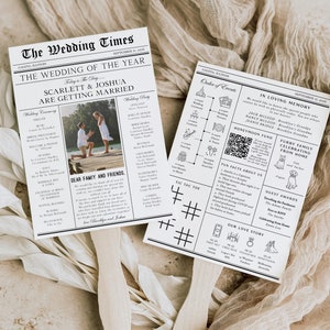 Könnte beinhalten: Eine schwarz-weiße Hochzeitsanzeige, die auf einem Zeitungspapier-Hintergrund gedruckt ist. Die Anzeige zeigt ein Foto eines Paares, das sich verlobt, einen Zeitplan für die Hochzeitszeremonie und eine Liste mit lustigen Fakten über das Paar. Die Anzeige enthält auch einen QR-Code für den Hochzeitsfonds des Paares.