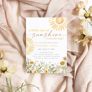 K&ouml;nnte beinhalten: Eine Babyparty-Einladung mit einer gelben Sonne und Blumen. Der Text lautet "a little ray of sunshine is on the way!"  Schlie&szlig;en Sie sich uns zu einer Babyparty zu Ehren von Courtney Laura an. Sa 17. Juni | 14:00 Uhr. The McDonalds Home. 17584 Willow Lane, Galena IL 58974. RSVP bis zum 17. Juni an Courtney 000 000 0000. Registriert bei Target & Amazon.com
