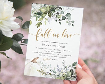 Puede incluir: Una tarjeta blanca con ilustraciones florales verdes y blancas y letras doradas. El texto dice "fall in love" e incluye detalles para una despedida de soltera para Samantha Jane.
