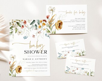 Puede incluir: Una invitación a una fiesta de bienvenida al bebé con un diseño floral. La invitación es blanca con letras doradas y dice "Baby Shower" y "Sarah & Anthony". La invitación también incluye la fecha, la hora y el lugar de la fiesta. También hay dos tarjetas para una rifa de pañales.