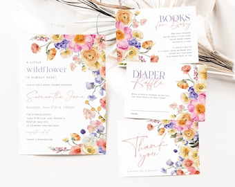 Puede incluir: Un conjunto de cuatro tarjetas con temática floral para un baby shower. Las tarjetas son blancas con un borde floral de acuarela y flores rosas, amarillas y moradas. El texto en las tarjetas dice "¡Una pequeña flor silvestre está casi aquí!" "Samantha Jane" "Sábado, 17 de junio a las 3:00 p. m." "The Stables Hotel" "Libros para bebé" "Rifa de pañales" y "Gracias".