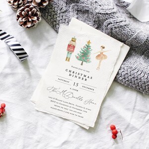 Könnte beinhalten: Eine Weihnachtsdinner-Einladung mit einer Aquarell-Illustration eines Nussknackers, eines Weihnachtsbaums und einer Ballerina. Die Einladung ist für Samstag, den 15. Dezember um 18:30 Uhr im Haus der Mc Donalds. Die Adresse lautet 1855 N Willow Lane Drive, Galena IL 61036. Bitte melden Sie sich bis zum 15. November bei Courtney telefonisch oder per SMS unter 800-000-0000. Bitte bringen Sie eine Beilage zum Teilen mit.