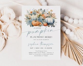 Puede incluir: Una invitación a una fiesta de bienvenida al bebé con una ilustración de acuarela de calabazas y follaje de otoño. El texto dice "A Little Pumpkin is Almost Here!" con el nombre "Sophia Thompson" y la fecha y hora del evento. La invitación también incluye la ubicación, la información de RSVP y los detalles del registro.