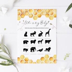 Può includere: Un gioco di baby shower stampabile con uno sfondo a nido d'ape. Il gioco chiede agli ospiti di indovinare i nomi degli animali neonati abbinandoli alle loro silhouette. Il gioco include animali come una volpe, un alce, un coniglio, una giraffa, un orso, una pecora, un cavallo, una mucca, un maiale, un elefante, una foca e un leone.