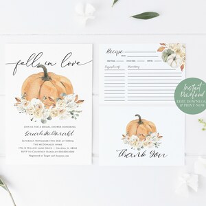 Puede incluir: Invitaci&oacute;n a una despedida de soltera con el tema "Caer en el amor" con un dise&ntilde;o de calabaza y flores en acuarela. La invitaci&oacute;n incluye el nombre de la novia, la fecha, la hora y el lugar. Tambi&eacute;n incluye una tarjeta de receta con un dise&ntilde;o de calabaza.