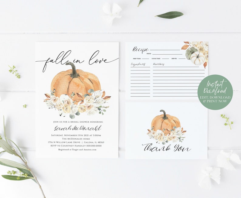 Puede incluir: Invitaci&oacute;n a una despedida de soltera con el tema "Caer en el amor" con un dise&ntilde;o de calabaza y flores en acuarela. La invitaci&oacute;n incluye el nombre de la novia, la fecha, la hora y el lugar. Tambi&eacute;n incluye una tarjeta de receta con un dise&ntilde;o de calabaza.