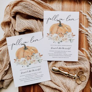 Op de afbeelding: Een bruidsdouche-uitnodiging met een herfstthema met een aquarel-pompoen, bloemen en groen. De uitnodiging bevat de naam van de bruid, datum, tijd, locatie en RSVP-informatie. Geregistreerd bij Target en Amazon.com.