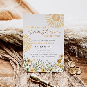 K&ouml;nnte beinhalten: Eine Babyparty-Einladung mit einem gelben und orangenen Sonnen-Motiv und dem Text "a little ray of sunshine is on the way!"  Schlie&szlig;en Sie sich uns zu einer Babyparty zu Ehren von Courtney Laura an. Sa 17. Juni 14:00 Uhr. The McDonalds Home. 17564 N Willow Lane Galena IL 59674. RSVP bis zum 17. Juni an Courtney 000.000.0000. Registriert bei Target & Amazon.com.