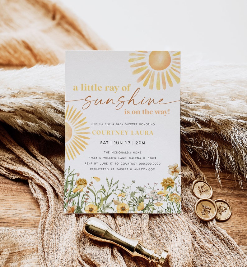 K&ouml;nnte beinhalten: Eine Babyparty-Einladung mit einem gelben und orangenen Sonnen-Motiv und dem Text "a little ray of sunshine is on the way!"  Schlie&szlig;en Sie sich uns zu einer Babyparty zu Ehren von Courtney Laura an. Sa 17. Juni 14:00 Uhr. The McDonalds Home. 17564 N Willow Lane Galena IL 59674. RSVP bis zum 17. Juni an Courtney 000.000.0000. Registriert bei Target & Amazon.com.