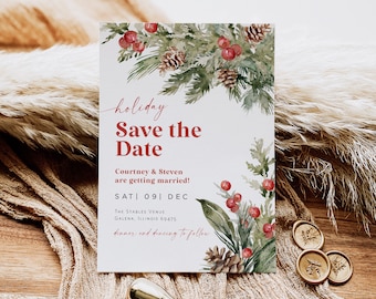 Può includere: Un biglietto di invito con un'illustrazione ad acquerello di rami di pino, pigne e bacche rosse. Il testo recita "holiday Save the Date" e "Courtney & Steven are getting married! SAT | 09 | DEC THE STABLES VENUE GALENA, ILLINOIS 69475 dinner and dancing to follow."