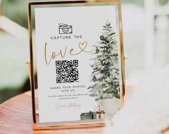 Puede incluir: Un cartel dorado enmarcado con fondo blanco y una ilustración de acuarela de un árbol de Navidad. El cartel dice "Capture the love" con un corazón y un código QR. El texto debajo del código QR dice "Share your photos with us. Scan the code with your smartphone and upload your photos. Sarah & Anthony"