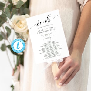 Puede incluir: Un abanico de programa de ceremonia de boda blanco con texto negro. El texto dice "We ♥ do" e incluye los nombres Sarah Patterson y Jason McDonald, la fecha 17 de noviembre de 2020 y la ubicación Galena, Illinois. El programa enumera el orden de los eventos de la ceremonia.