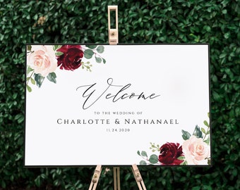 Könnte beinhalten: Ein weißes Hochzeitsschild mit burgunderroten und blushfarbenen floralen Akzenten. Das Schild lautet "Willkommen zur Hochzeit von Charlotte & Nathanael 11.24.2020".