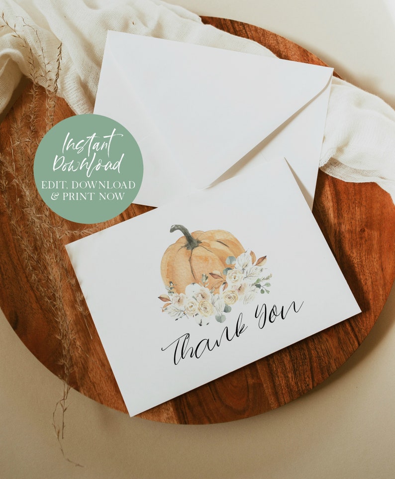 Puede incluir: Una tarjeta de agradecimiento imprimible con una ilustraci&oacute;n de acuarela de una calabaza con flores blancas y vegetaci&oacute;n. El texto "Gracias" est&aacute; escrito en cursiva debajo de la calabaza.