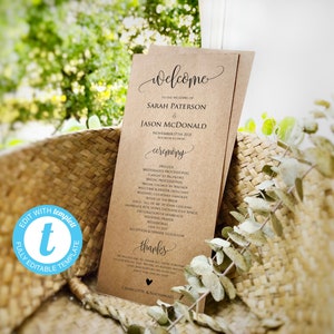 Könnte beinhalten: Ein braunes Papier-Hochzeitszeremonie-Programm mit dem Text "Willkommen zur Hochzeit von Sarah Paterson & Jason McDonald, 7. November 2021, Rocafor, Illinois". Das Programm listet die Reihenfolge der Ereignisse der Zeremonie auf, einschließlich des Einzugs, der Lesungen, der Gelübde und des Auszugs. Das Programm endet mit dem Text "Danke" und den Namen "Charlotte & Nathanael".