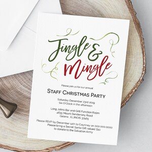 Puede incluir: Una tarjeta de invitación blanca con letras verdes y rojas que dicen "Jingle & Mingle". La invitación es para una fiesta de Navidad del personal el sábado 23 de diciembre de 2019 a las 6:00 PM en Long Johns Bar and Grill Function Room, 4635 Mount Dandenony Road, Galena, Illinois 37465. La fecha límite de respuesta es el 12 de diciembre a Courtney al 000.000.0000. La invitación solicita a los invitados que traigan un regalo de Secret Santa con un valor de $ 10 para donar al Ejército de Salvación.
