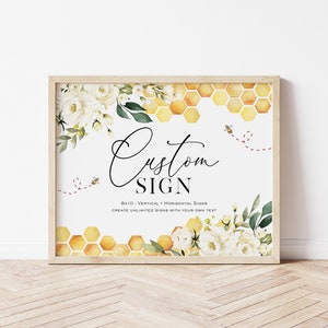 K&ouml;nnte beinhalten: Ein druckbares Schild mit einem Aquarell-Blumendesign mit wei&szlig;en Rosen und gr&uuml;nen Bl&auml;ttern. Der Hintergrund ist ein Wabenmuster in Gelb und Gold. Der Text auf dem Schild lautet "Custom Sign 8x10 - Vertical + Horizontal Signs Create Unlimited Signs with Your Own Text".