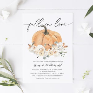 Puede incluir: Invitaci&oacute;n a una despedida de soltera con el tema "Caer en el amor" con una ilustraci&oacute;n de acuarela de una calabaza con flores blancas y vegetaci&oacute;n. La invitaci&oacute;n incluye el nombre de la novia, la fecha, la hora y el lugar. Tambi&eacute;n se incluye la informaci&oacute;n de RSVP.